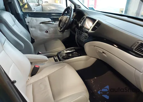 2016 Honda Pilot Touring z USA, uszkodzony, nr VIN 5FNYF6H92GB106663